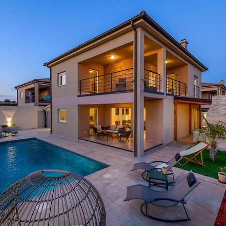 Villa Brionika Mit Pool 沃德年 外观 照片