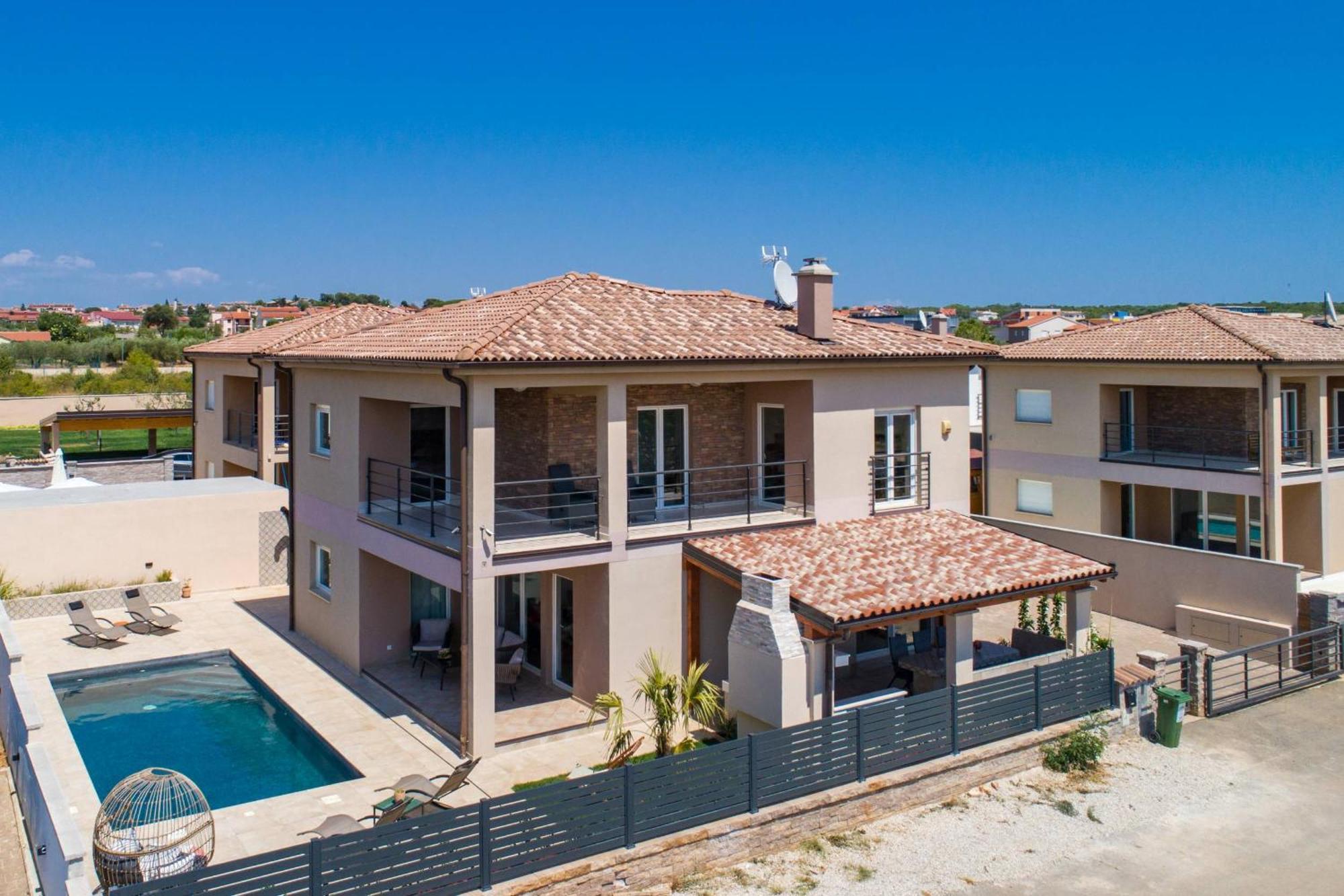 Villa Brionika Mit Pool 沃德年 外观 照片