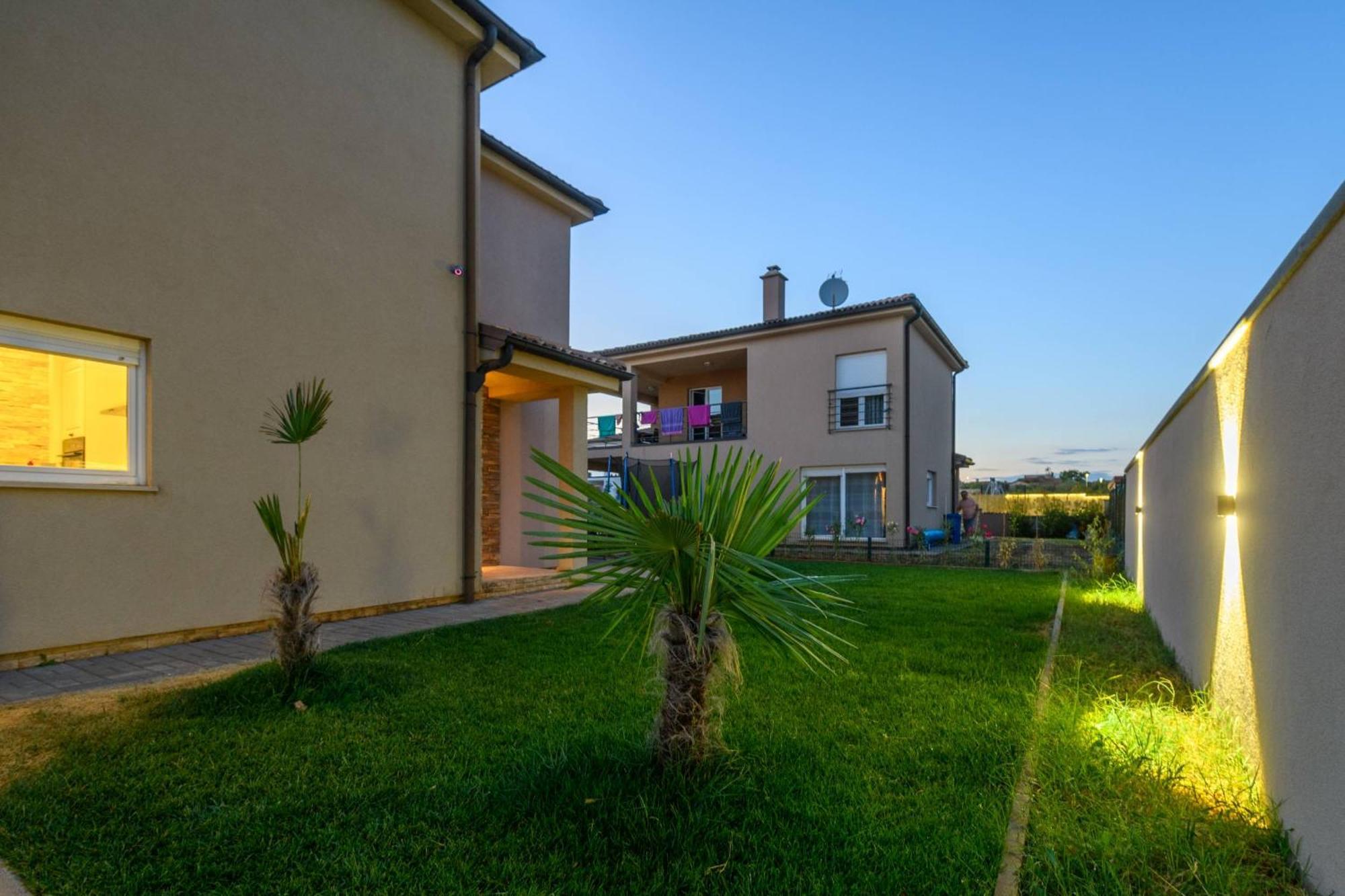 Villa Brionika Mit Pool 沃德年 外观 照片