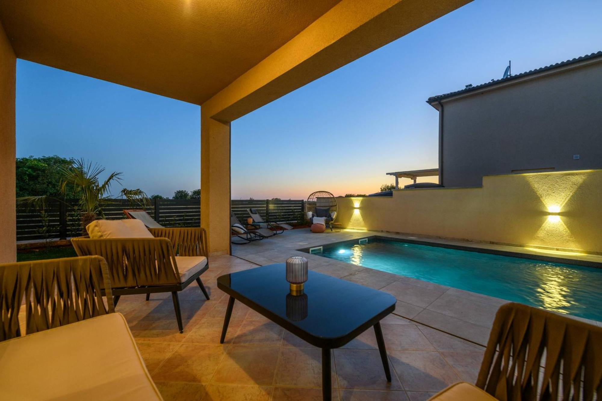 Villa Brionika Mit Pool 沃德年 外观 照片